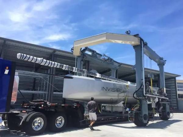 游艇吊的吊裝過程：游艇吊裝過程中應(yīng)注意哪些問題？